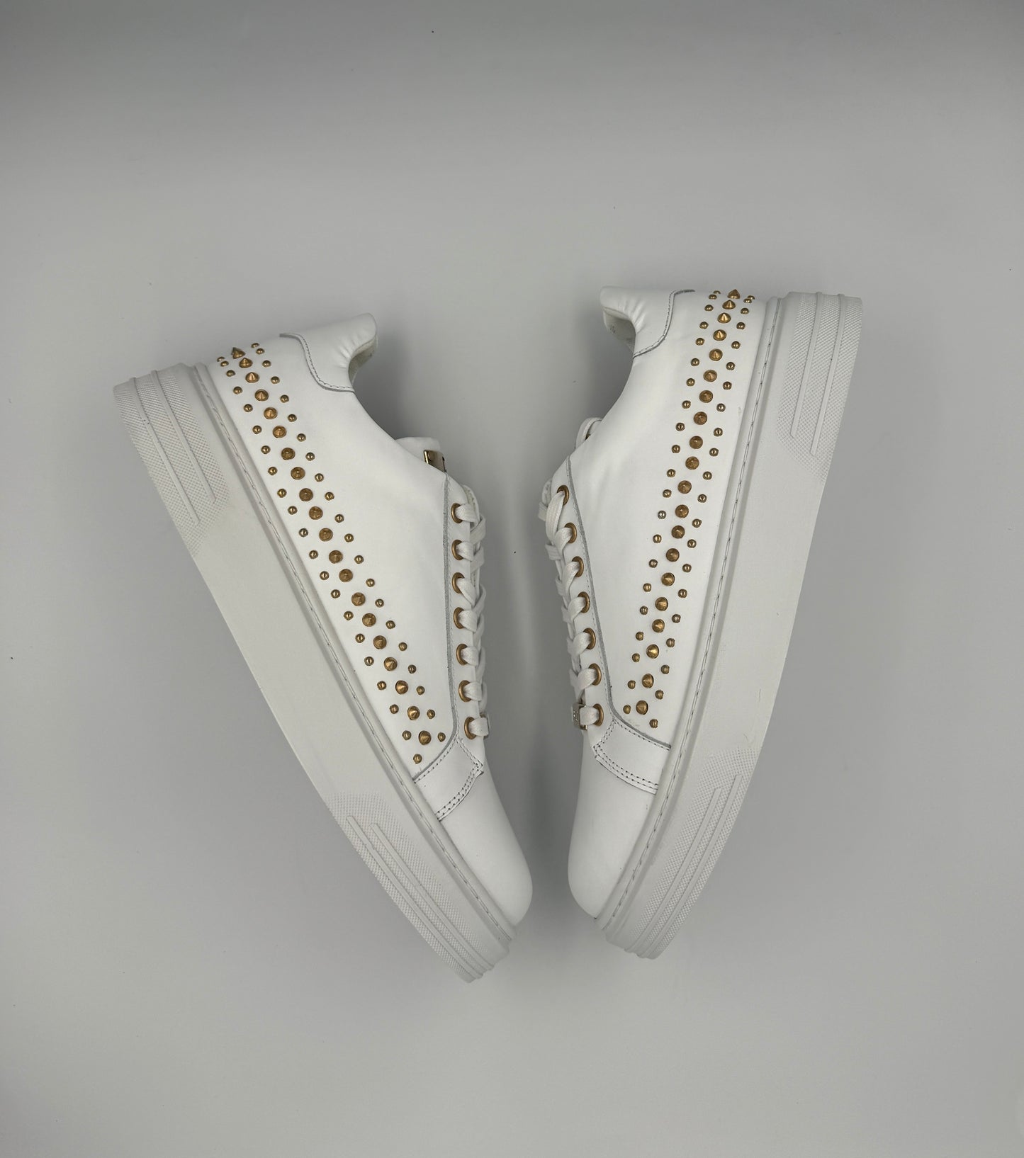 “IVORY” LOW-TOP SNEAKERS IN WHITE LEATHER WITH GOLD STUDS
