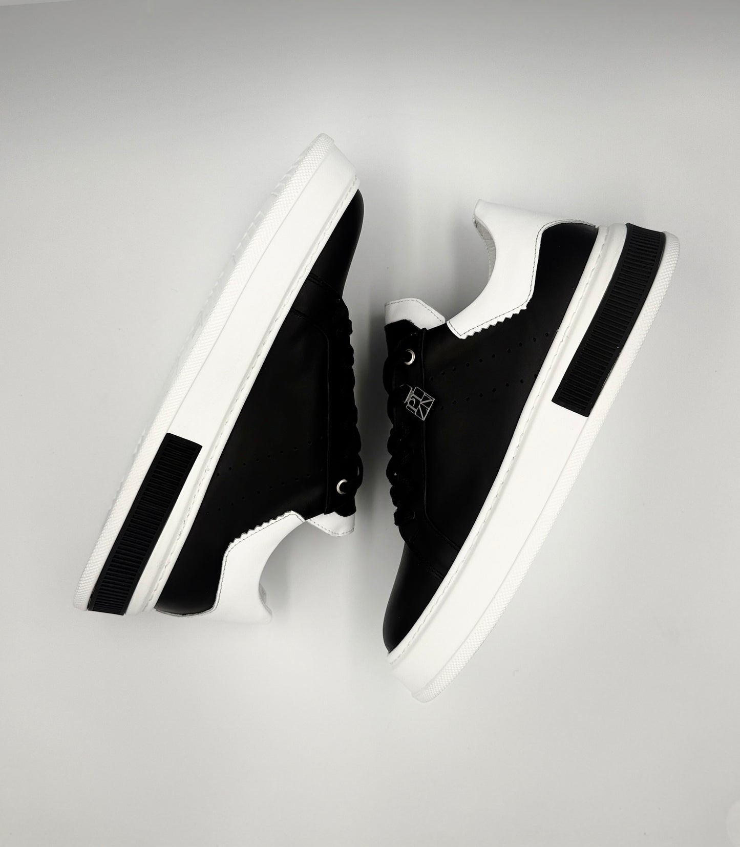 “MANHATTAN” LOW-TOP SNEAKERS IN BLACK LEATHER WITH THE “PLZN” EMBLEM