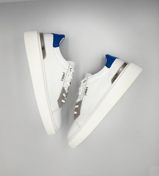 “BLANCO” LOW-TOP SNEAKERS IN WHITE LEATHER WITH BLUE ACCENTS AND SILVER ACCESSORIES